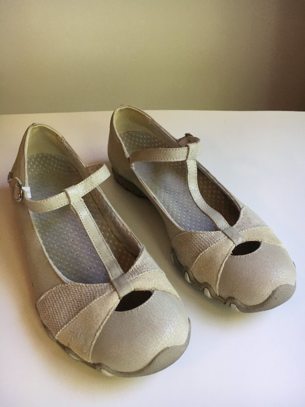 Skechers Mary Jane Shoes 7 Off White Cream Neutral Flats Leather T-Strap